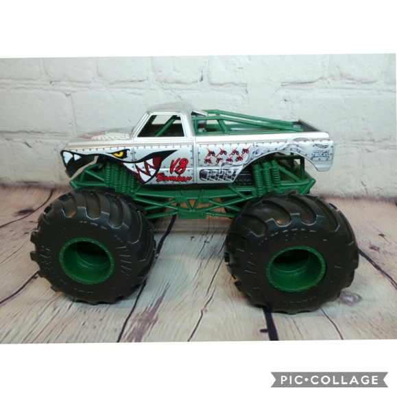 Hot Wheels Monster Trucks V8 Bomber & Son Uva Digg - Picture 2 of 4